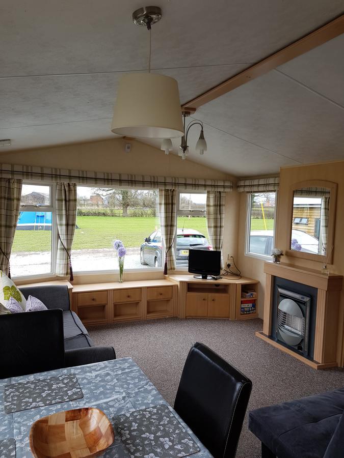 Pitch & Canvas - Self Catering At Broad Oak Farm Hotel Tattenhall Exterior photo